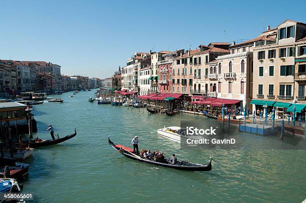 Gran Canal En Venecia Vistas Del Puente De Rialto Foto de stock y más banco de imágenes de Arquitectura exterior - Arquitectura exterior, Borde del agua, Café - Edificio de hostelería