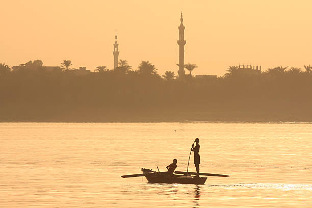 fischer auf den nil in luxor, ägypten - fishing boat egypt men middle eastern ethnicity stock-fotos und bilder