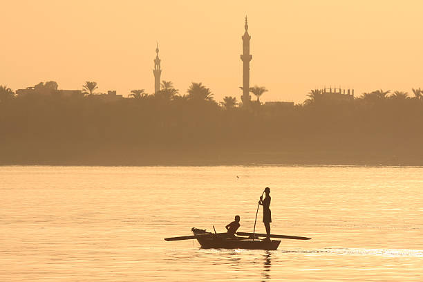 pêcheurs sur le nil de la ville de louxor, égypte - fishing boat egypt men middle eastern ethnicity photos et images de collection