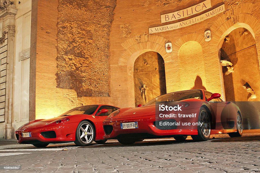 Две красные Ferraris на Piazza della Repubblica, в Риме - Стоковые фото Автомобиль роялти-фри