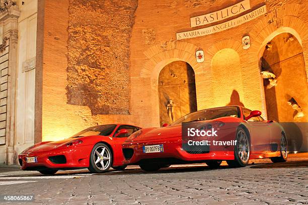 Две Красные Ferraris На Piazza Della Repubblica В Риме — стоковые фотографии и другие картинки Автомобиль