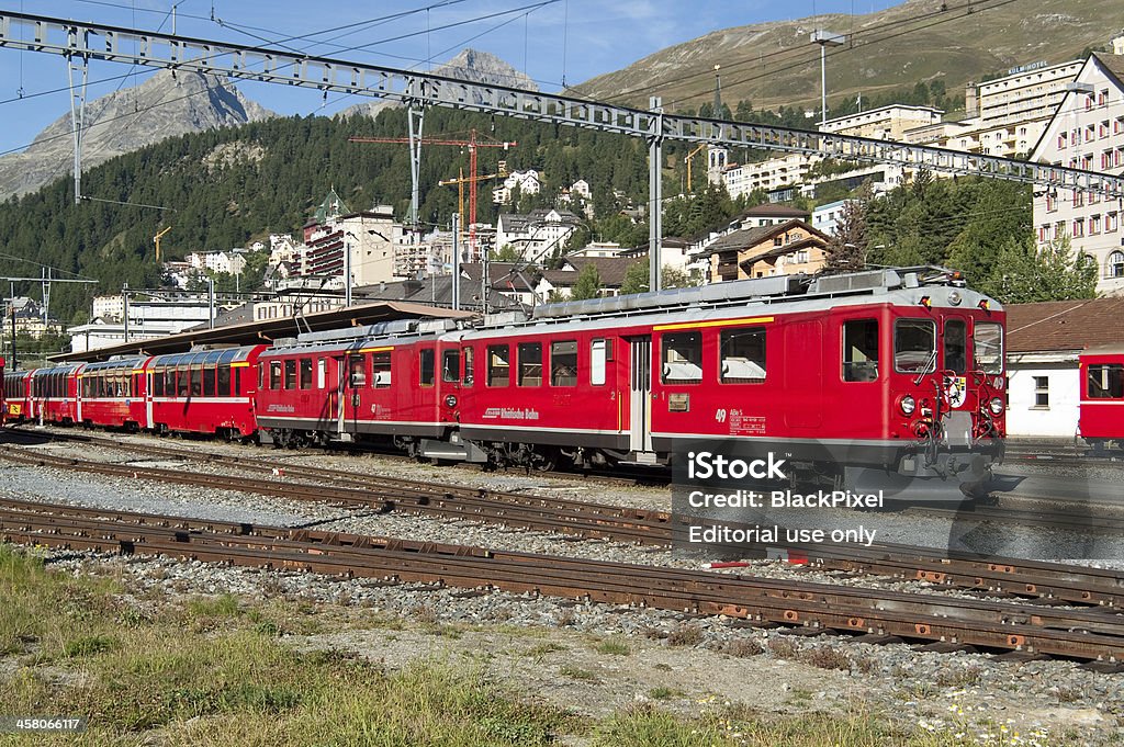 Bernina Express listo para la salida - Foto de stock de Alambre libre de derechos