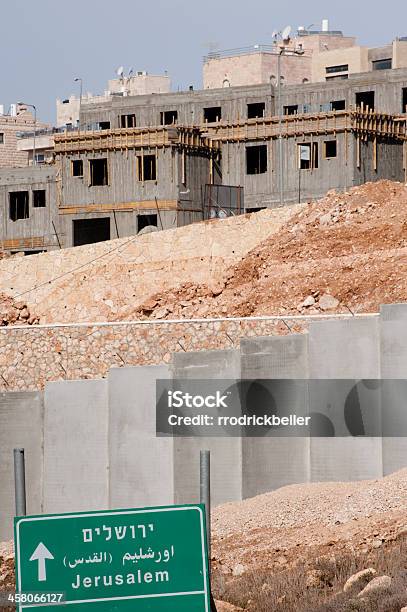 Israelí De Asentamientos Construcción Y La Separación De Pared Foto de stock y más banco de imágenes de Alambre de espino