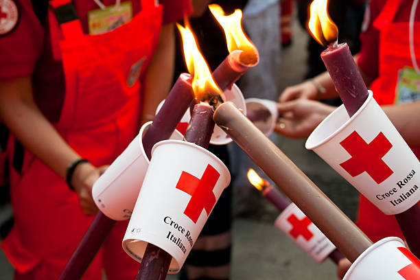 젊은 Red Cross gusy 스위치를 화재 torch 스톡 사진