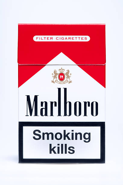 pacchetto di sigarette marlboro - end product foto e immagini stock