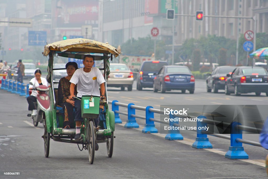 Bicyles, pedicabs e scooters na linha especial de Estrada - Royalty-free China Foto de stock