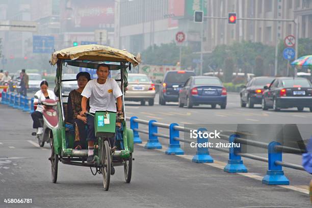Bicyles Pedicabs E Scooters Na Linha Especial De Estrada - Fotografias de stock e mais imagens de China
