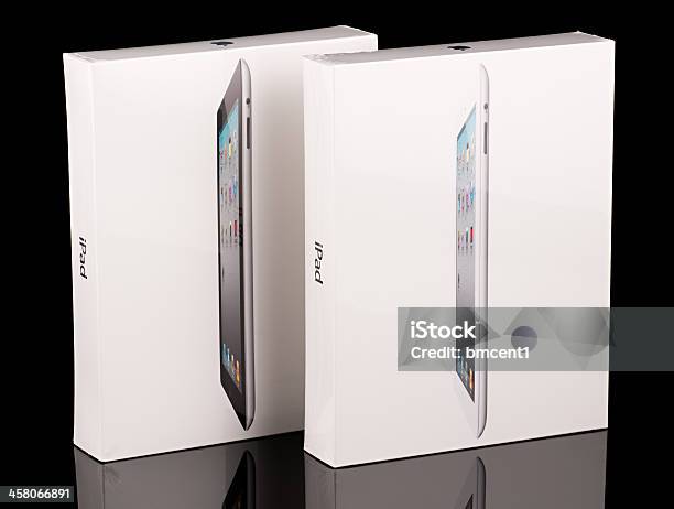 Apple Ipad 2 Paquetes Blanco Y Negro Envueltos Versiones De Retracción Foto de stock y más banco de imágenes de Blanco - Color