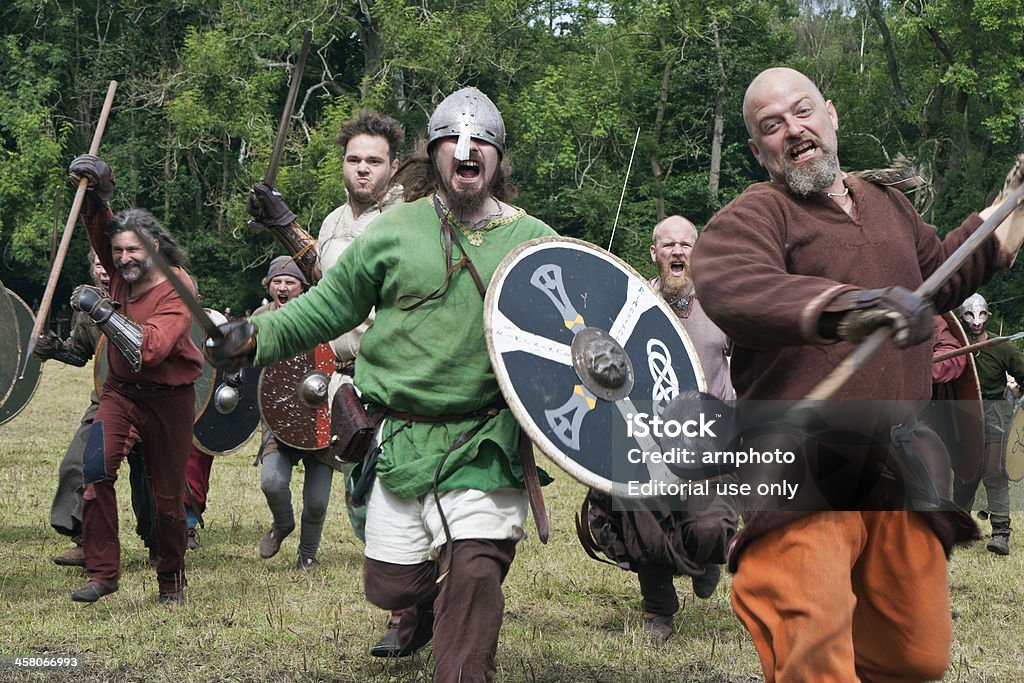 Atacando Vikings en Moesgaard - Foto de stock de Vikingo libre de derechos