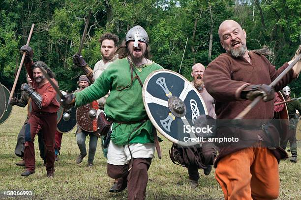 Atacando Vikings En Moesgaard Foto de stock y más banco de imágenes de Vikingo - Vikingo, Escudo - Arma de protección, Accesorio de cabeza