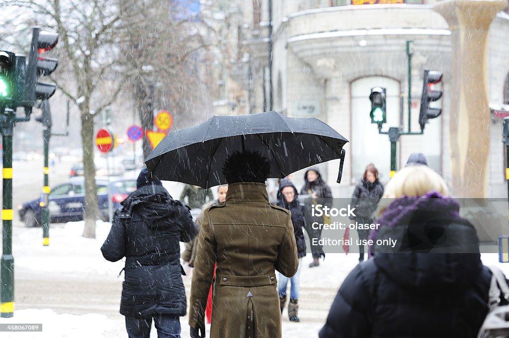 Peões na passadeira. Está a nevar. - Royalty-free Adulto Foto de stock