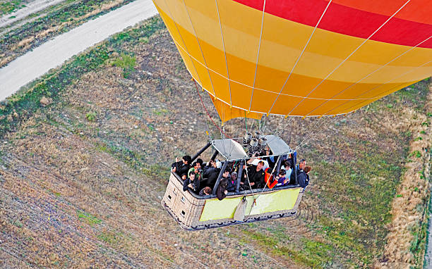 オーバヘッドバスケット人の熱気球 - turkey hot air balloon cappadocia basket ストックフォトと画像