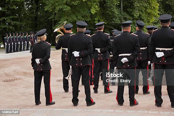 A Sua Majestade De The Kings Guarda Banda E Broca Equipa - Fotografias de stock e mais imagens de Adulto