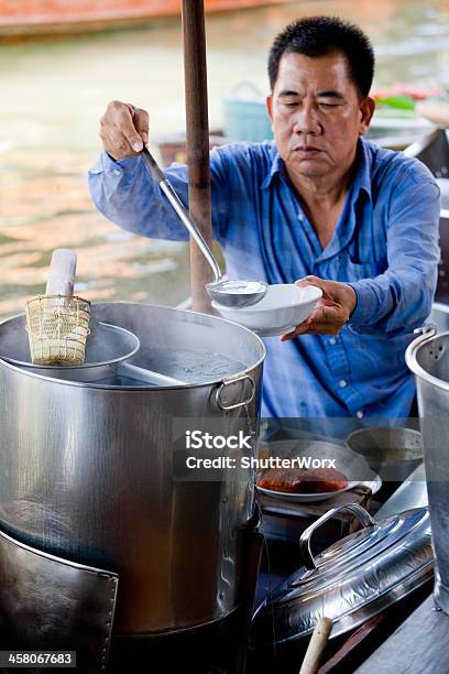 Foto de Mercado Flutuantetailândia e mais fotos de stock de Adulto - Adulto, Azul, Bangkok