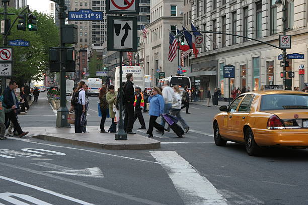 dans le quartier de midtown, à manhattan - candid downtown district editorial horizontal photos et images de collection