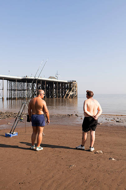 dwa wędkarzy - wales beach editorial people zdjęcia i obrazy z banku zdjęć