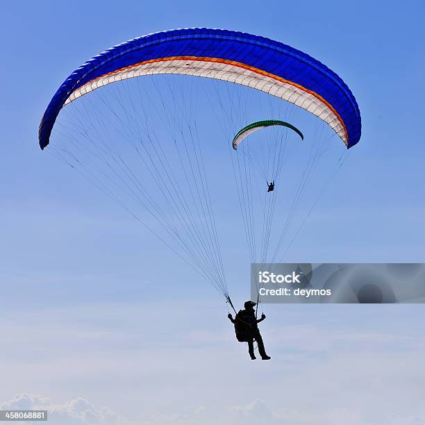 Foto de Parachuters Desempenho Em Zagreb Air Show De 2011 e mais fotos de stock de Paraquedismo - Paraquedismo, Adulto, Aterrissar