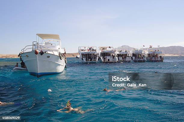 Barcos Establecido En El Arrecife De Coral Del Mar Rojo Foto de stock y más banco de imágenes de Actividades recreativas
