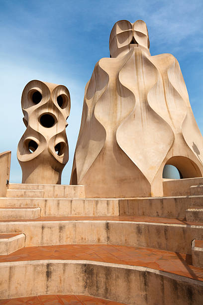 antoni gaudí di lavoro sul tetto di casa milà - la pedrera barcelona catalonia balcony foto e immagini stock