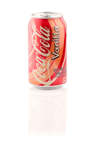 Cocacola Può Vaniglia 12 Oz Dimensioni Con Riflessione - Fotografie stock e  altre immagini di Barattolo di alluminio - iStock