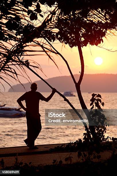 Mann Vor Einem Sonnenuntergang Stockfoto und mehr Bilder von Abenddämmerung - Abenddämmerung, Aktiver Senior, Alter Erwachsener