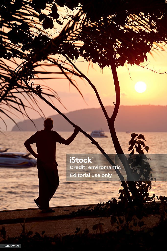 Homem assistindo o pôr-do-sol. - Foto de stock de Adulto royalty-free