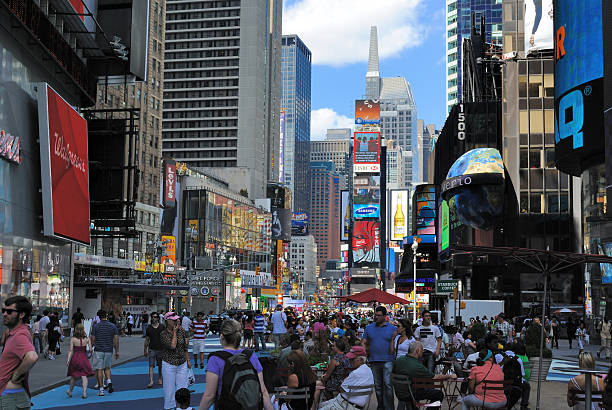 times square - electronic billboard billboard sign arranging imagens e fotografias de stock