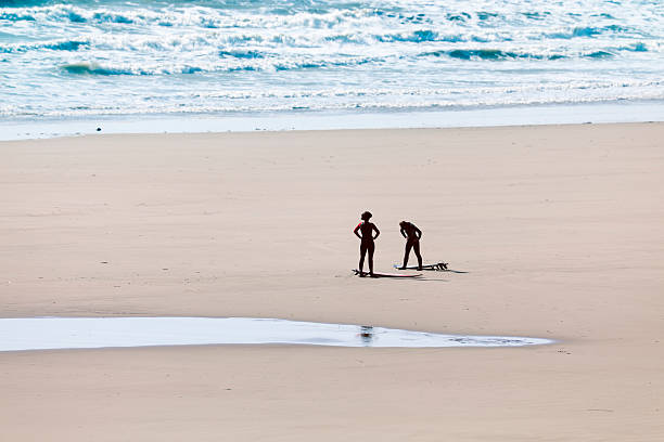 deux surfeurs femme - wales beach editorial people photos et images de collection