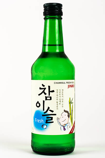 jinro chamisul soju frescos - korean culture fotos imagens e fotografias de stock