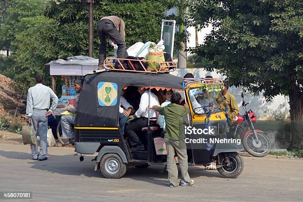 Sobrecarga Autoriquexó - Fotografias de stock e mais imagens de Adulto - Adulto, Auto-Riquexó, Cidade