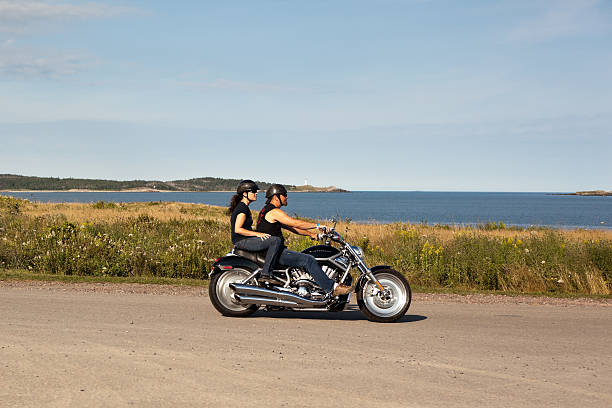 paar auf einer harley davidson - louisbourg stock-fotos und bilder