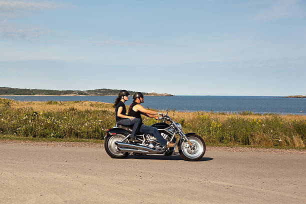 pareja en motocicleta harley davidson - louisbourg fotografías e imágenes de stock