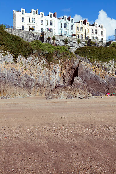 викторианский отелях и гостевым домам в tenby - wales beach editorial people стоковые фото и изображения