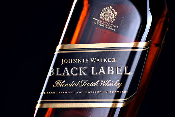 uísque de johnnie walker preto - editorial horizontal close up uk imagens e fotografias de stock