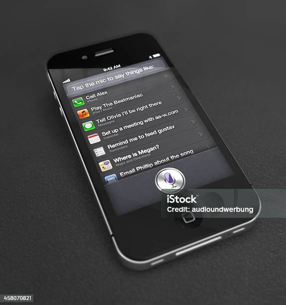 Apple Iphone 4s Con Siri Aplicación Foto de stock y más banco de imágenes de Comunicación - Comunicación, Cuero, Discurso