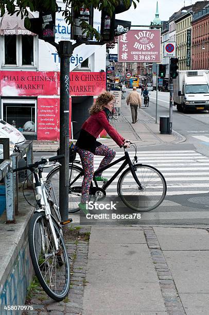Frau Radfahrer In Copenaghen Center Stockfoto und mehr Bilder von Auto - Auto, Bahnübergang, Bunt - Farbton
