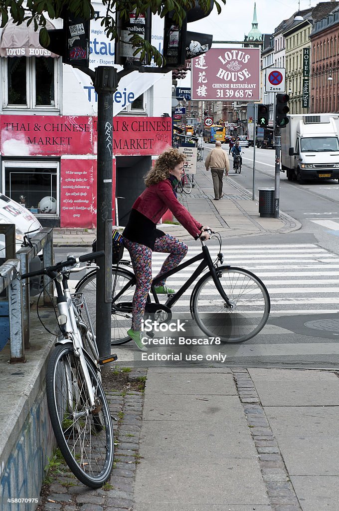 Donna ciclista nel centro di Copenaghen - Foto stock royalty-free di Adulto