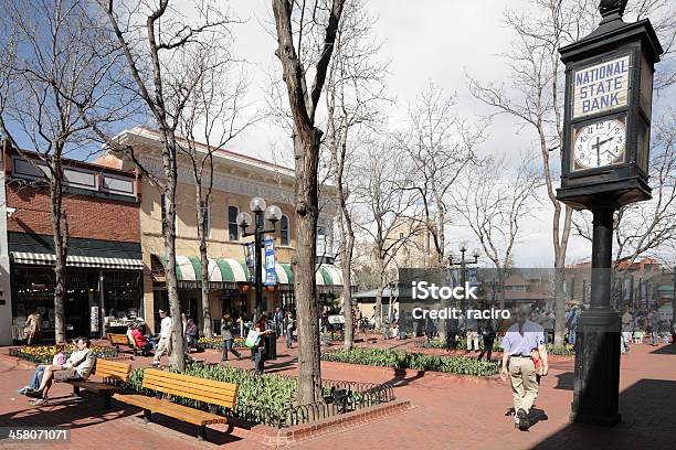 Pearl Street Mall Il Centro Di Boulder Colorado - Fotografie stock e altre immagini di Albero - Albero, Ambientazione esterna, Boulder