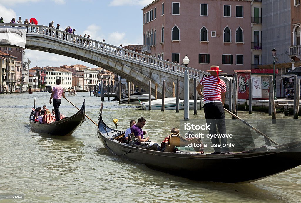 gondolas transporte de turistas sobre o Canal Grande - Royalty-free Cultura Italiana Foto de stock