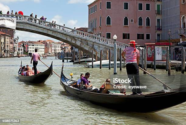 Gondolas Transporte De Turistas Sobre O Canal Grande - Fotografias de stock e mais imagens de Cultura Italiana