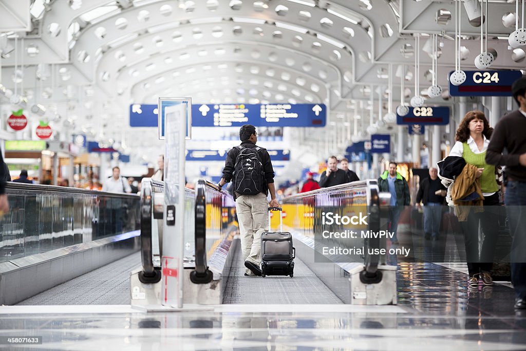 Pasajeros a pie hasta el Aeropuerto Internacional O'Hare de Chicago - Foto de stock de Aeropuerto libre de derechos