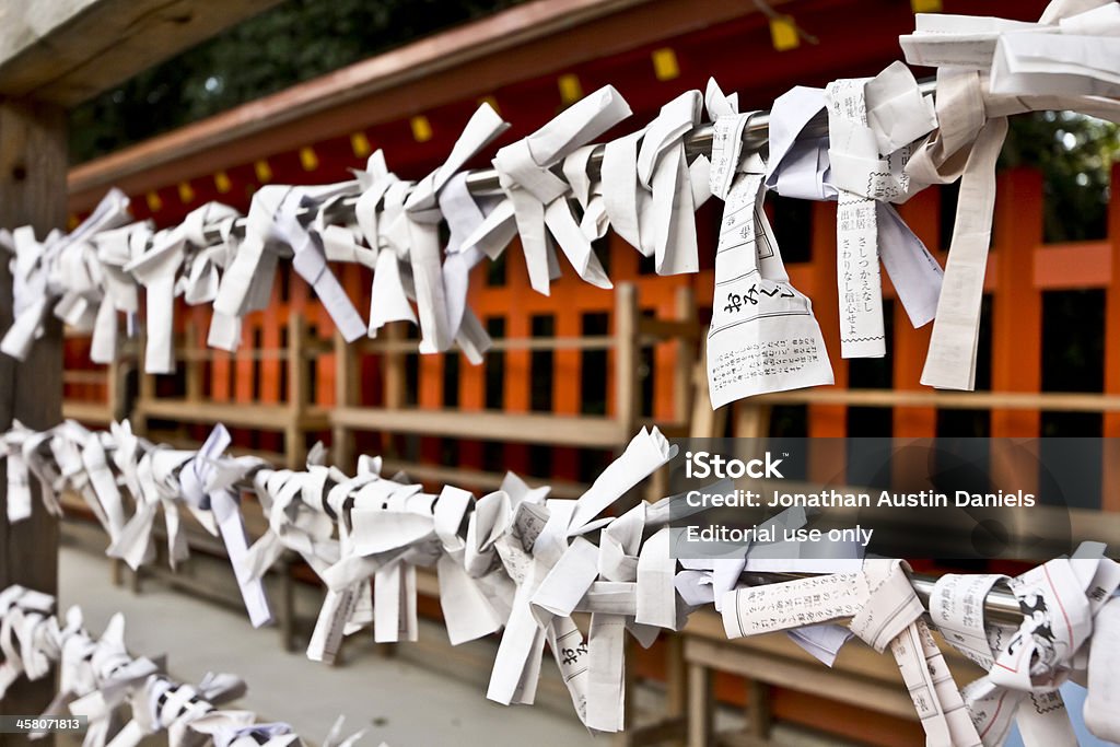 Fortune Liegeplätze zusammengebunden einen japanisch Schrein - Lizenzfrei Glückspapier Stock-Foto