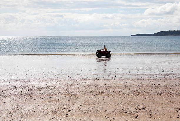 plage patrol rnli coffre-fort - wales beach editorial people photos et images de collection