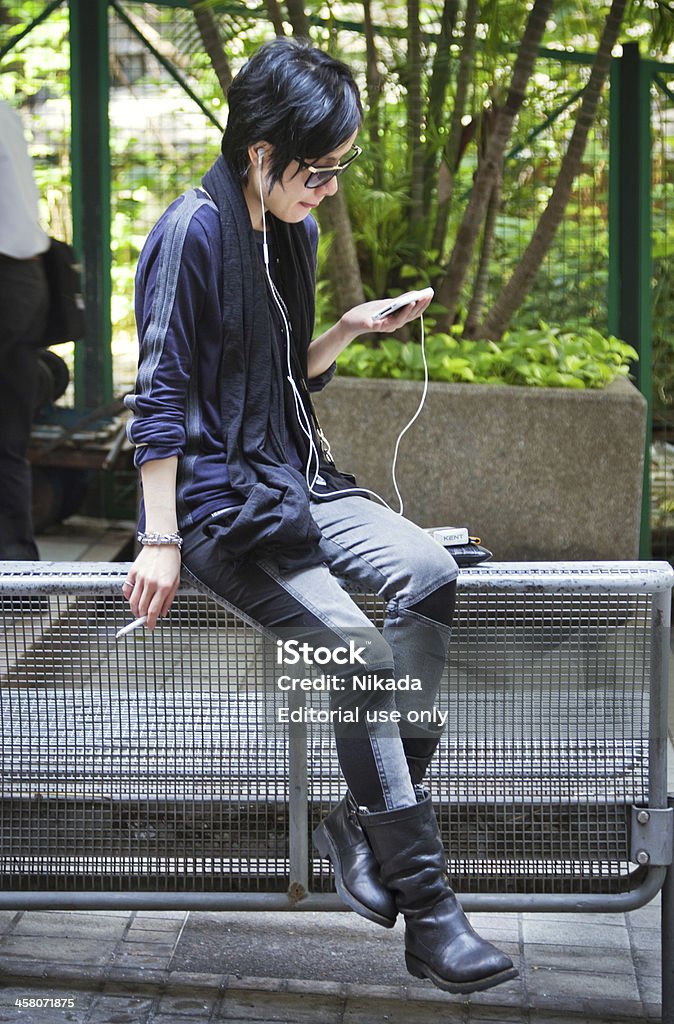 Mujer usando teléfono inteligente en China - Foto de stock de A la moda libre de derechos