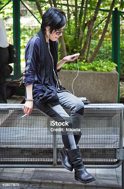 Mujer Usando Teléfono Inteligente En China Foto de stock y más banco de imágenes de A la moda - A la moda, Adolescente, Adulto