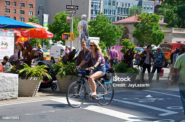 Bicyclist Pedoni In E17th St Broadway Manhattan New York - Fotografie stock e altre immagini di Adulto