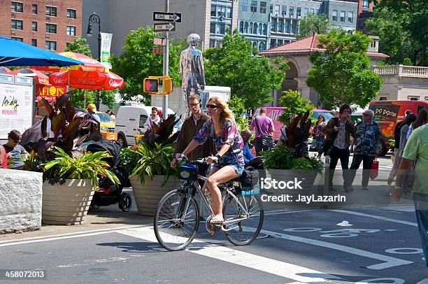 Rowerzystką Pieszych W E17th St Broadwayu Na Manhattanie Nowy Jork - zdjęcia stockowe i więcej obrazów Bezchmurne niebo