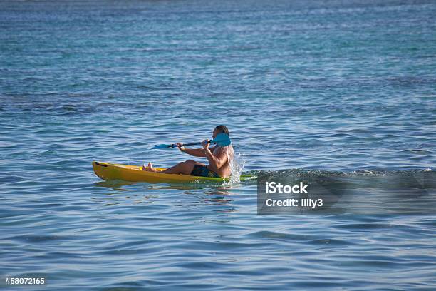 Foto de Jovem De Caiaque No Mar Em Tropical Lagoon e mais fotos de stock de Adulto - Adulto, Arrebentação, Atividade