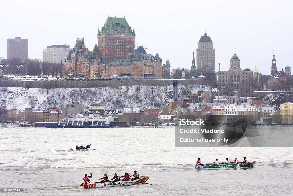 Лед каноэ гонка на реку Святого Лаврентия, Quebec City skyline - Стоковые фото Квебек роялти-фри