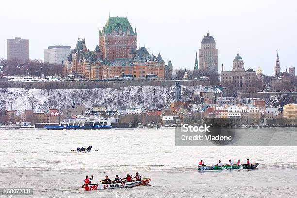 Лед Каноэ Гонка На Реку Святого Лаврентия Quebec City Skyline — стоковые фотографии и другие картинки Квебек